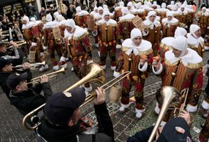 Gilles in front of brass players