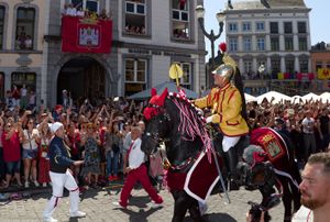 Saint George arrives on the Grande Place for the combat