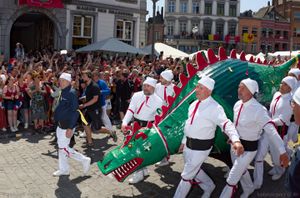 The Dragon arrives on the Grande Place for the combat