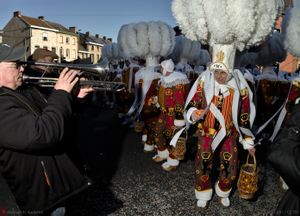 A Gille in front of brass players